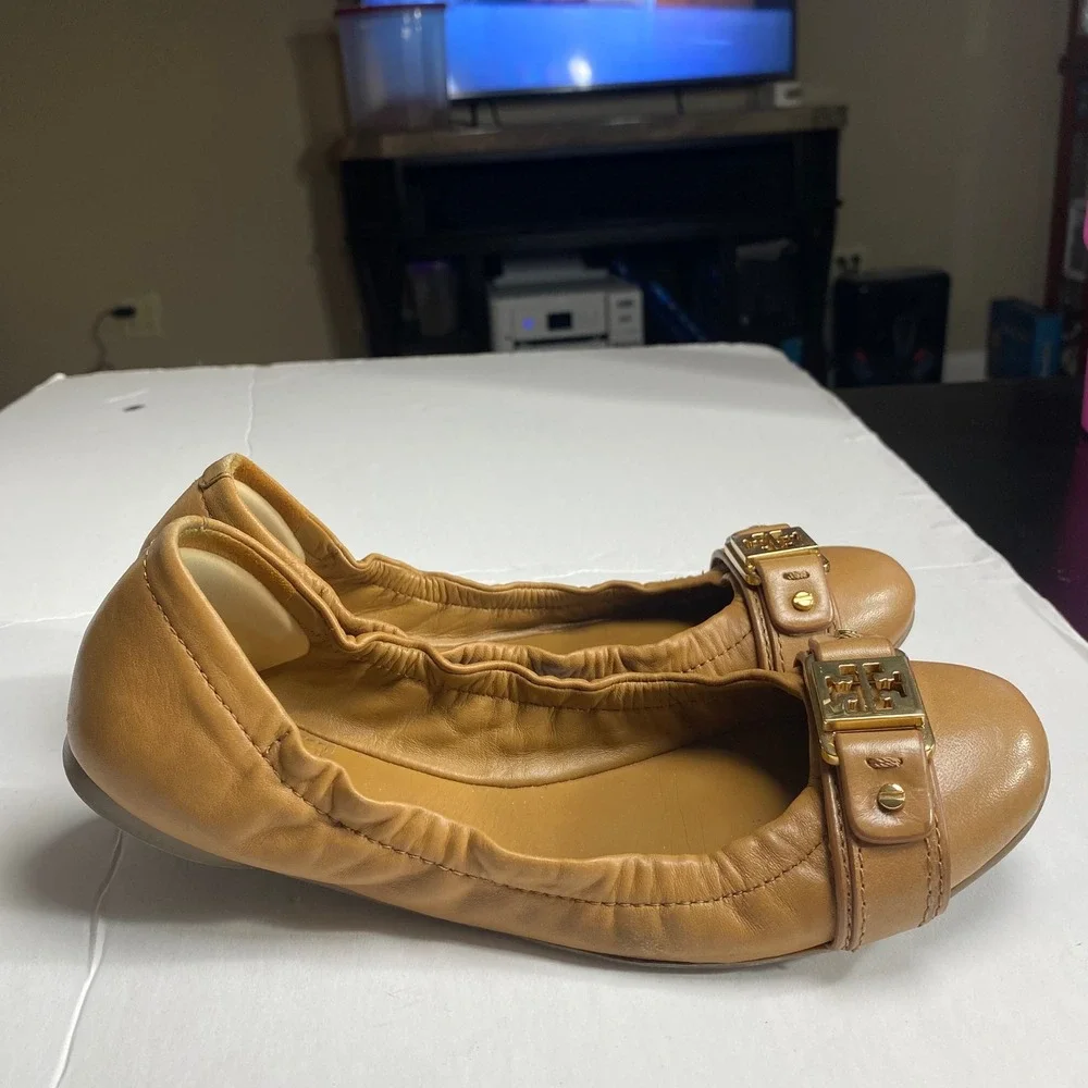 Tory Burch Ambrose Gold Logo Reva Cap Toe Ballet Flats Classic Tan Leather‎ 5.5